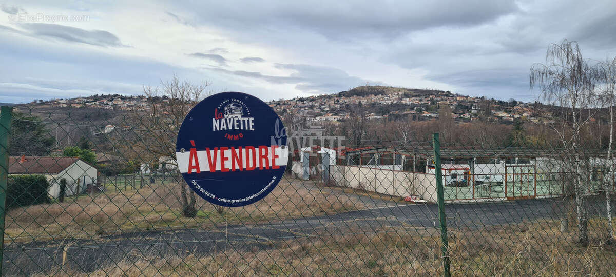 Terrain à VEYRE-MONTON