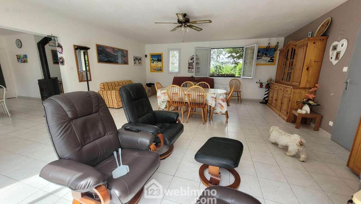 Un lumineuse et grande pièce de vie de 43m² avec poêle à bois - Maison à LONGEVILLE-SUR-MER