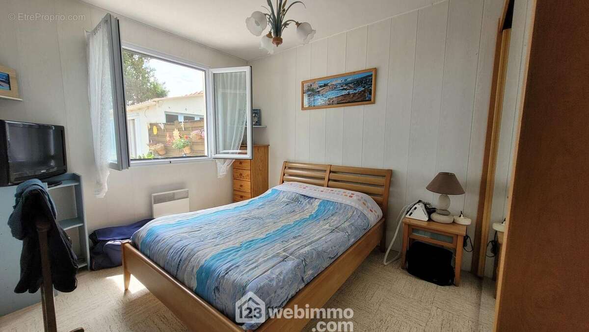 Une avec grande armoire - Maison à LONGEVILLE-SUR-MER