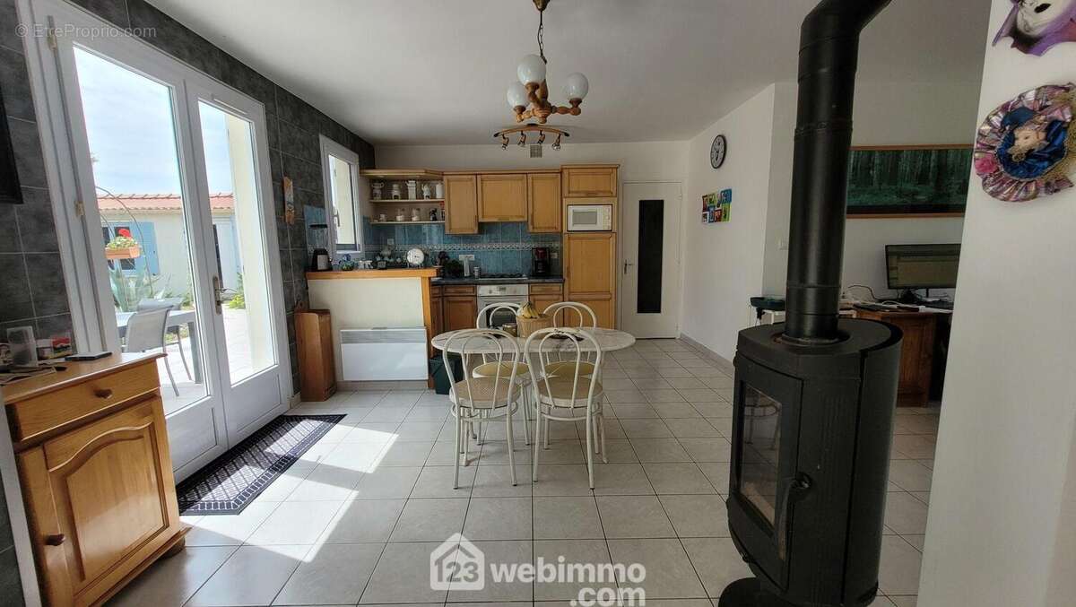 Une grande cuisine aménagée de 17m² - Maison à LONGEVILLE-SUR-MER