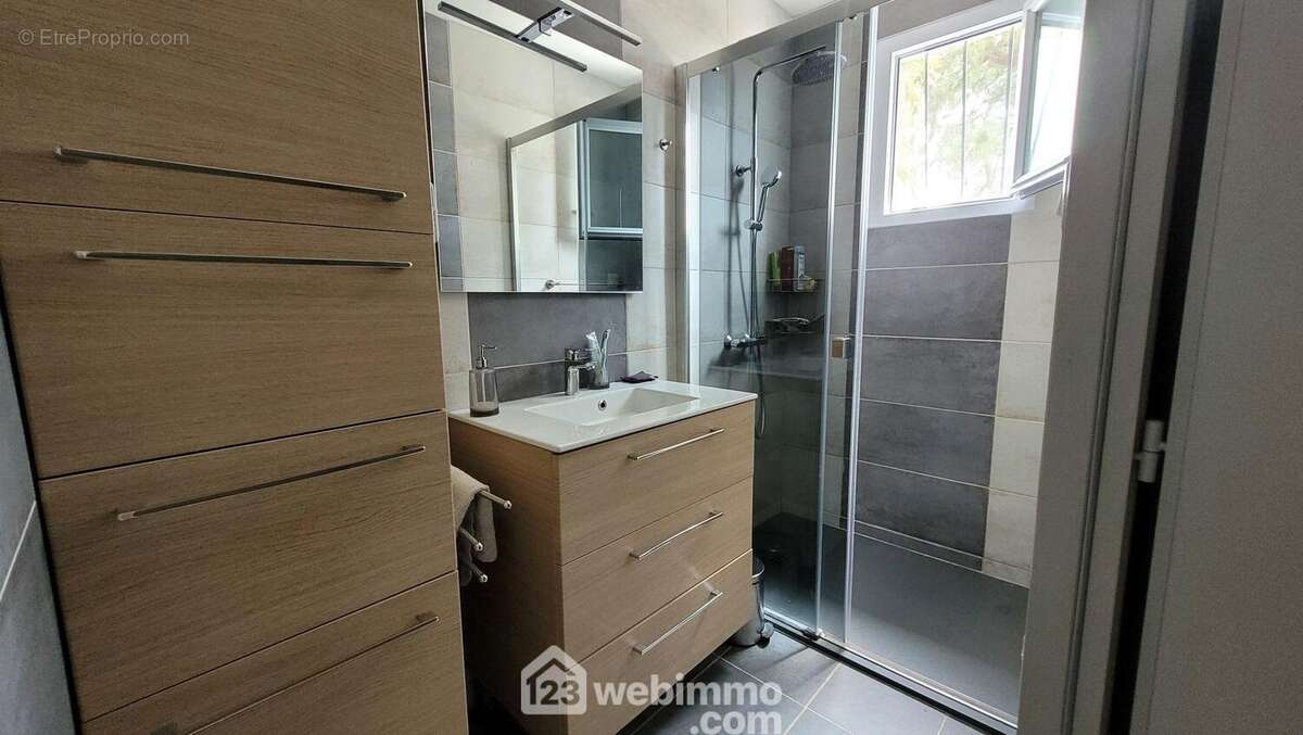 Une salle d&#039;eau refaite à neuf, un WC séparé - Maison à LONGEVILLE-SUR-MER