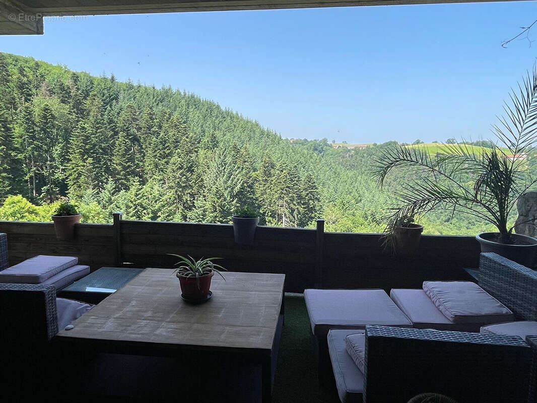 Commerce à SAINT-SYMPHORIEN-SUR-COISE