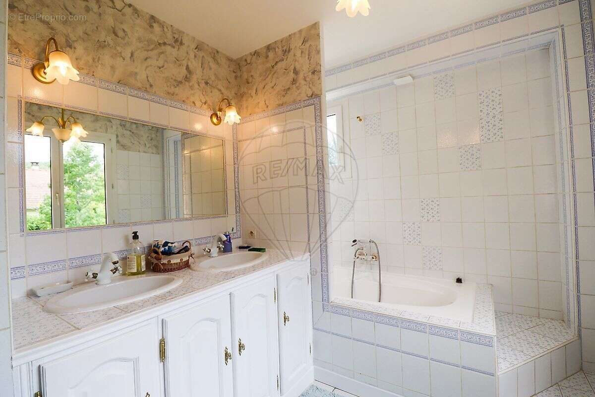 Maison à CHAMPS-SUR-YONNE