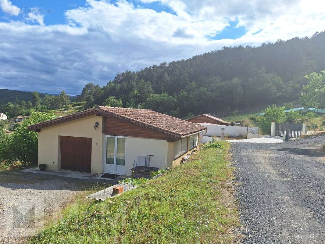 Commerce à MONTAZELS