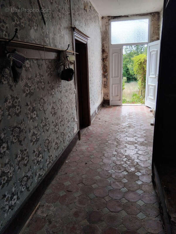 un couloir traversant la maison permettant l&#039;accès sur le terrain extérieur - Maison à VILLOTTE-DEVANT-LOUPPY