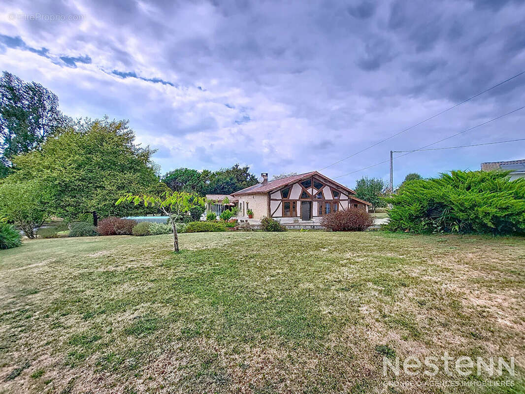 Maison à SAINTE-MAURE-DE-PEYRIAC