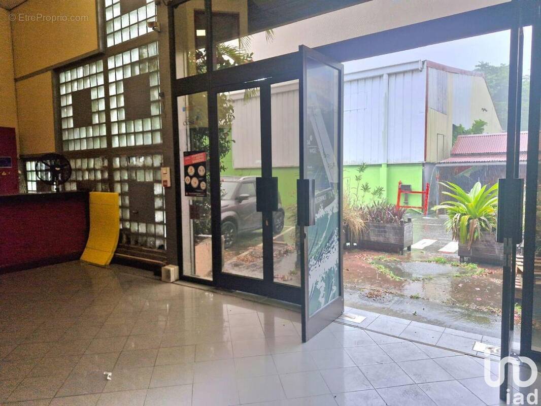 Photo 1 - Commerce à BAIE-MAHAULT