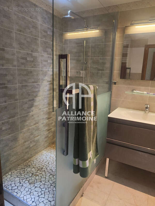 5 Salles d&#039;eau avec douche - Appartement à ISSY-LES-MOULINEAUX