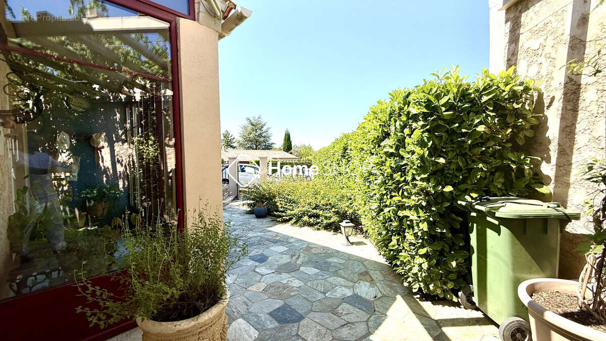 Maison à SIMIANE-COLLONGUE