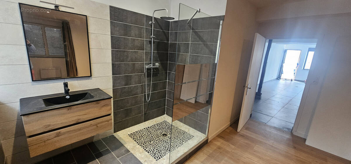 Maison à SAINT-JULIEN-DE-VOUVANTES