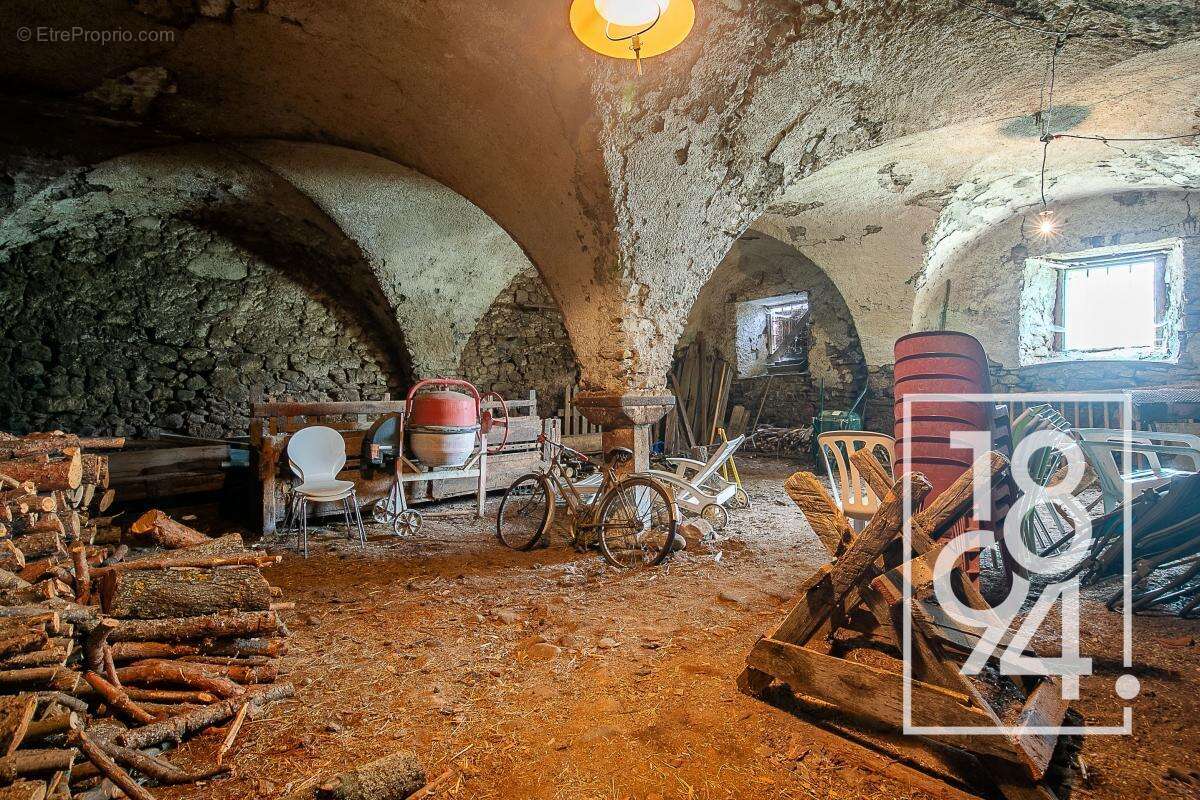 Maison à ENCHASTRAYES