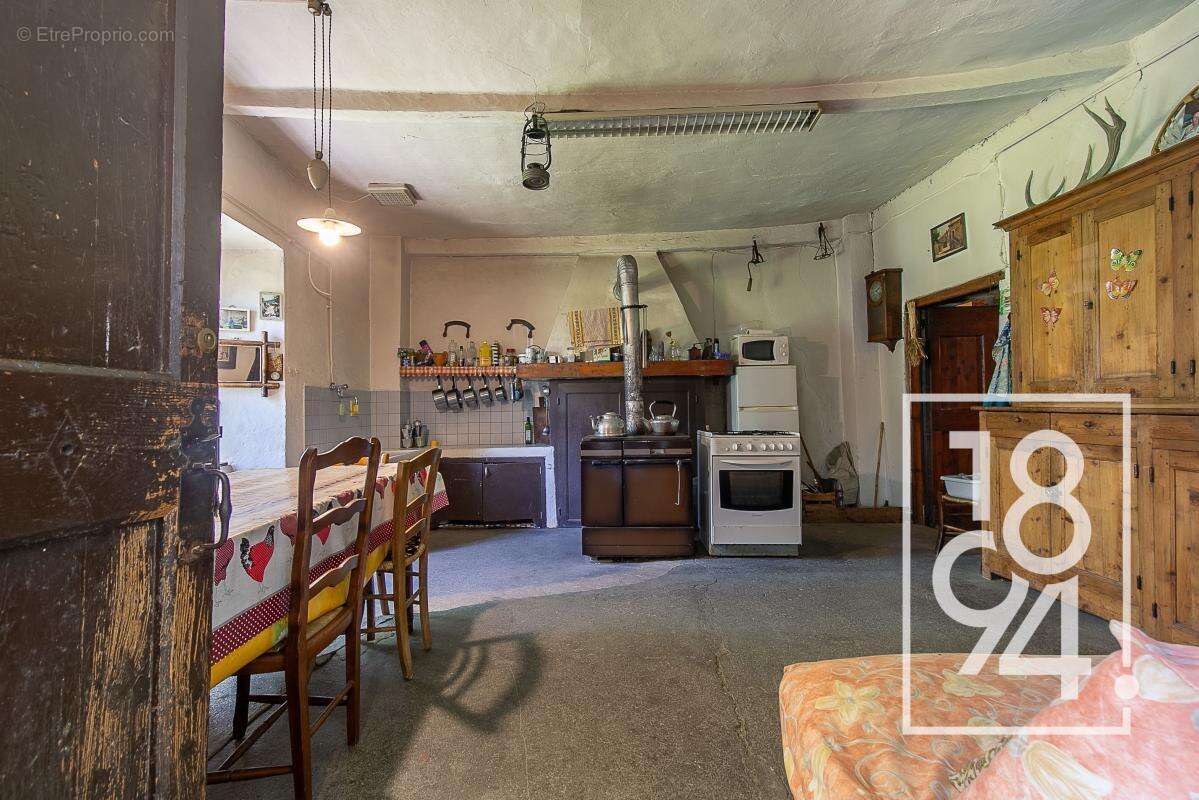 Maison à ENCHASTRAYES