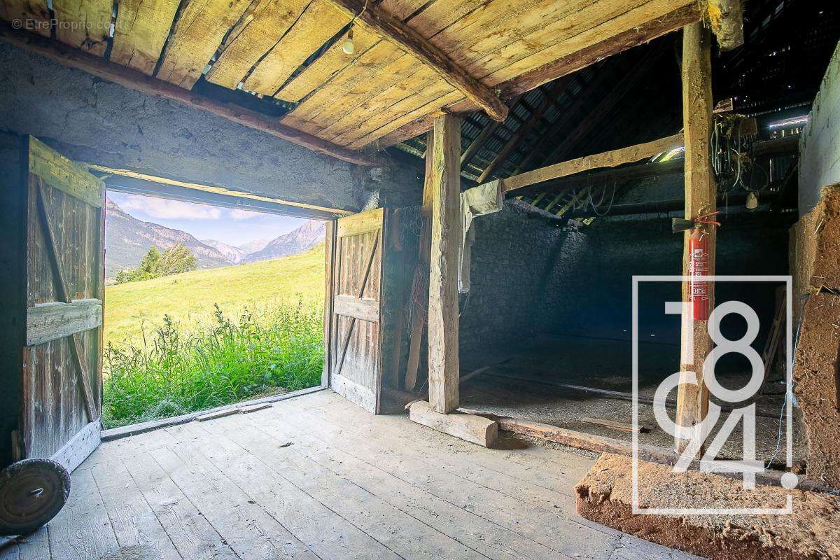 Maison à ENCHASTRAYES