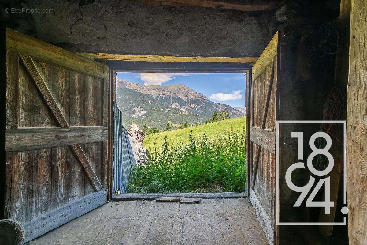 Maison à ENCHASTRAYES