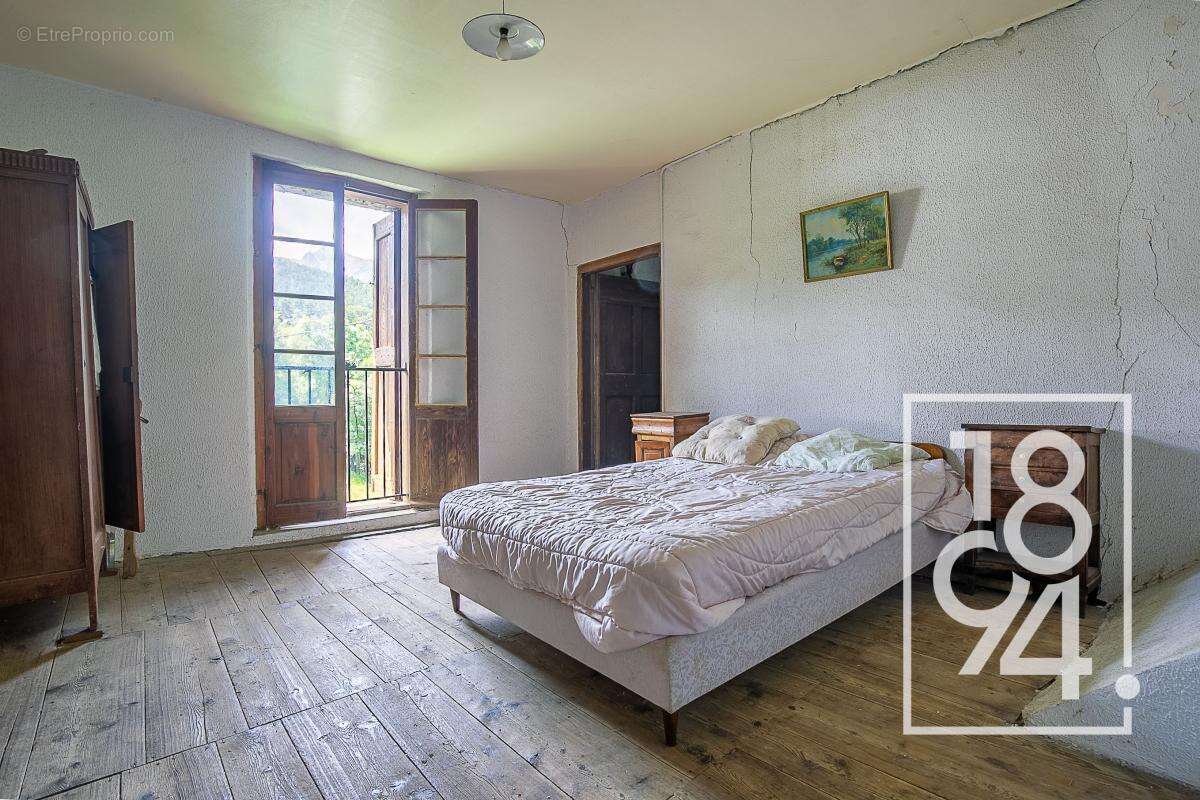 Maison à ENCHASTRAYES