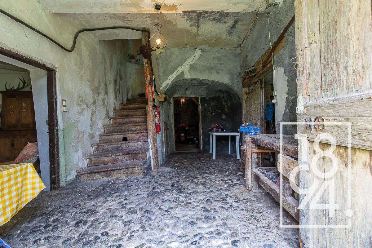 Maison à ENCHASTRAYES