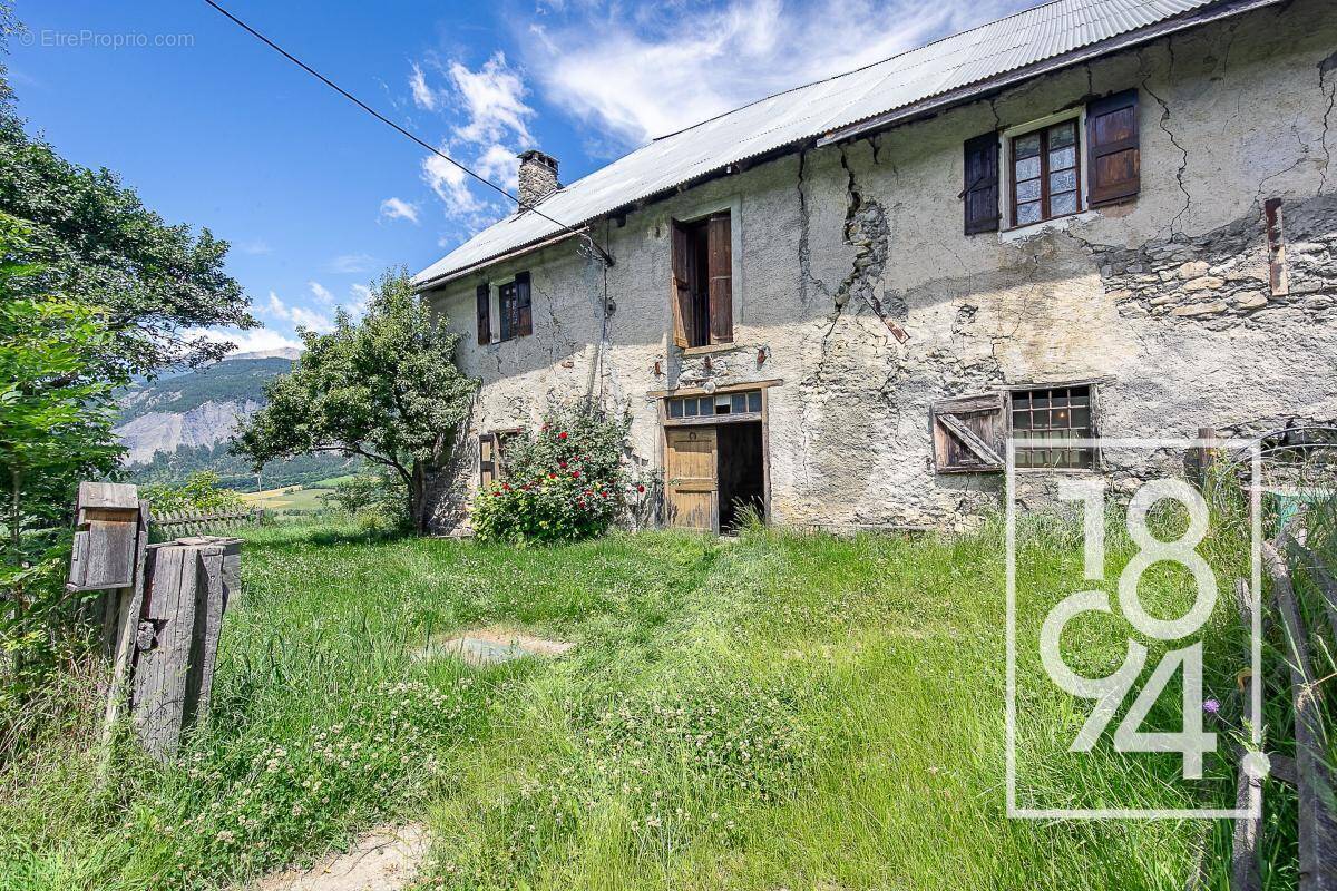 Maison à ENCHASTRAYES