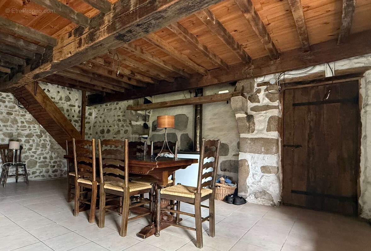 Maison à SAINT-JULIEN-LA-GENESTE