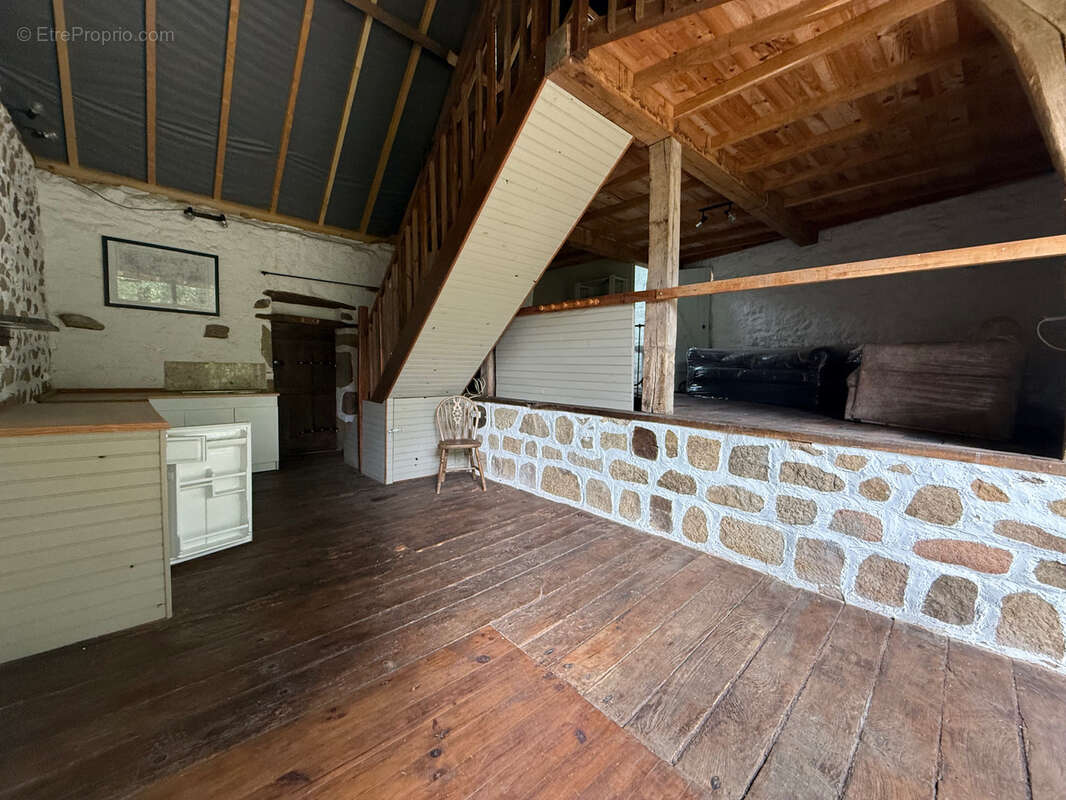 Maison à SAINT-JULIEN-LA-GENESTE