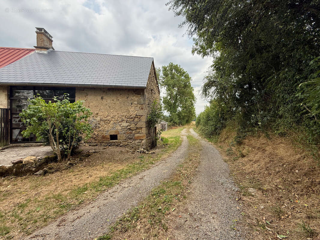 Maison à SAINT-JULIEN-LA-GENESTE