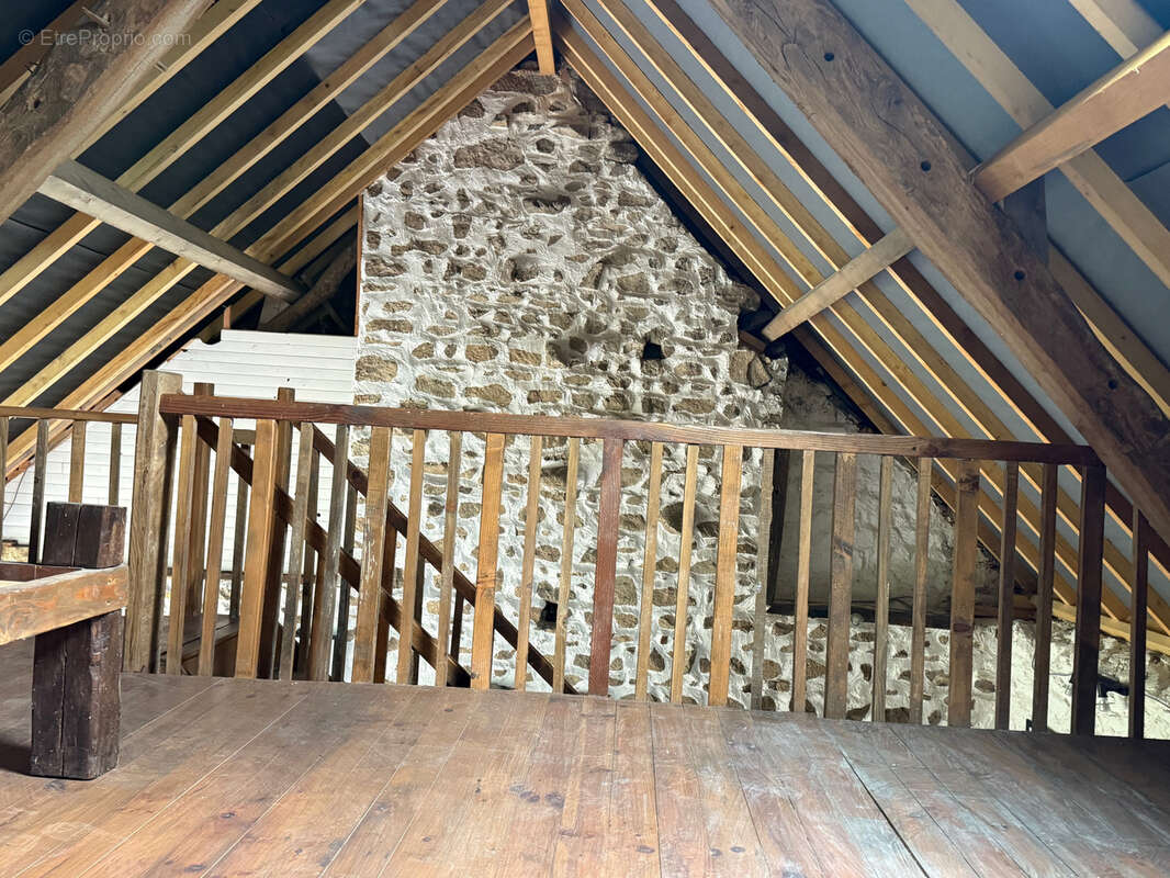 Maison à SAINT-JULIEN-LA-GENESTE