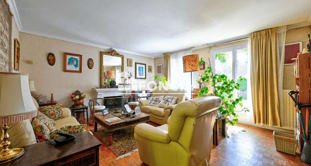 Maison à LE MESNIL-SAINT-DENIS