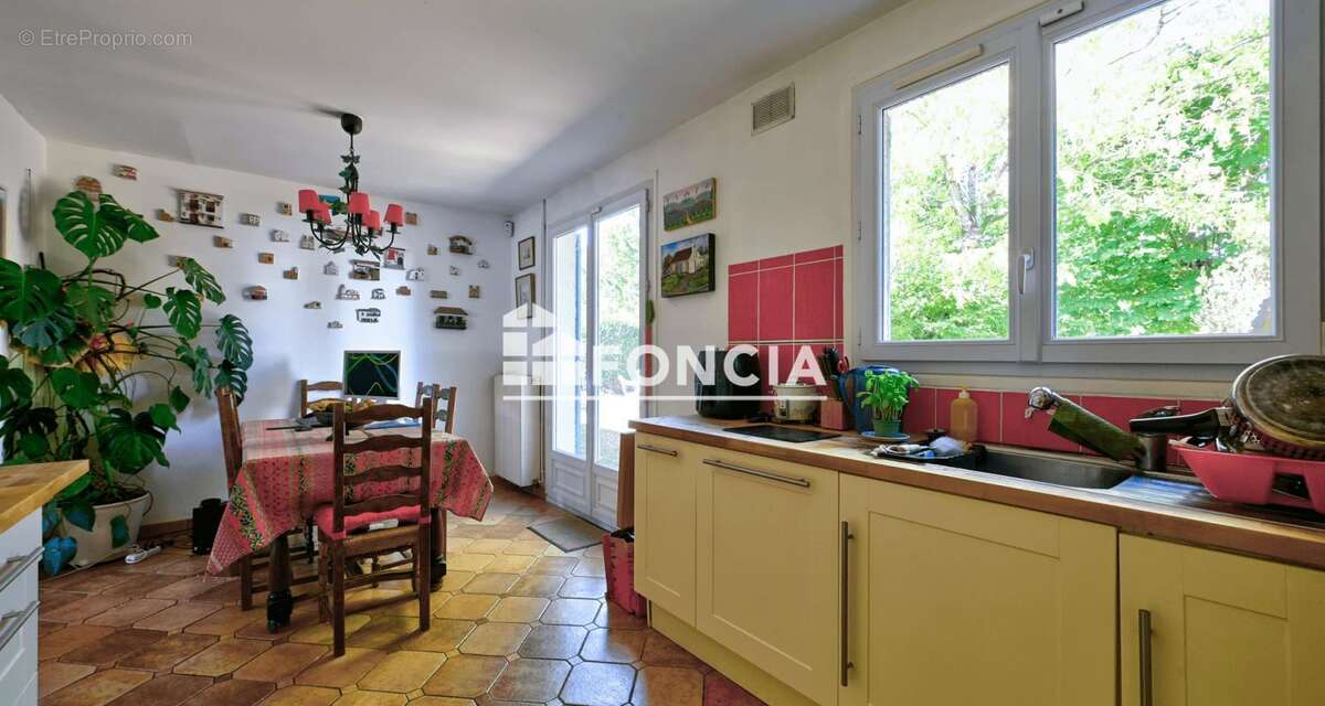 Maison à LE MESNIL-SAINT-DENIS