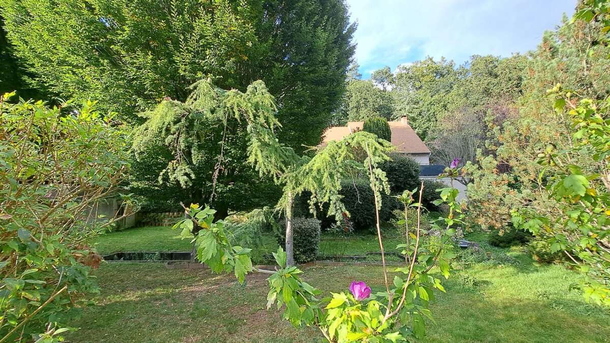 Terrain à LES ESSARTS-LE-ROI