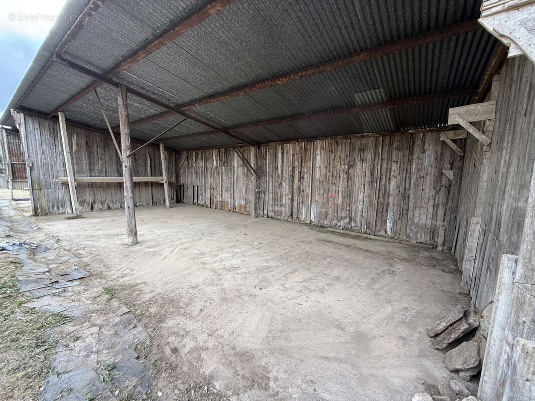 Parking à SAINT-VICTOR-ET-MELVIEU