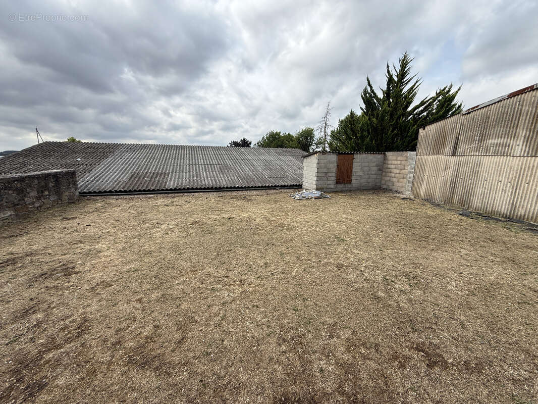 Parking à SAINT-VICTOR-ET-MELVIEU