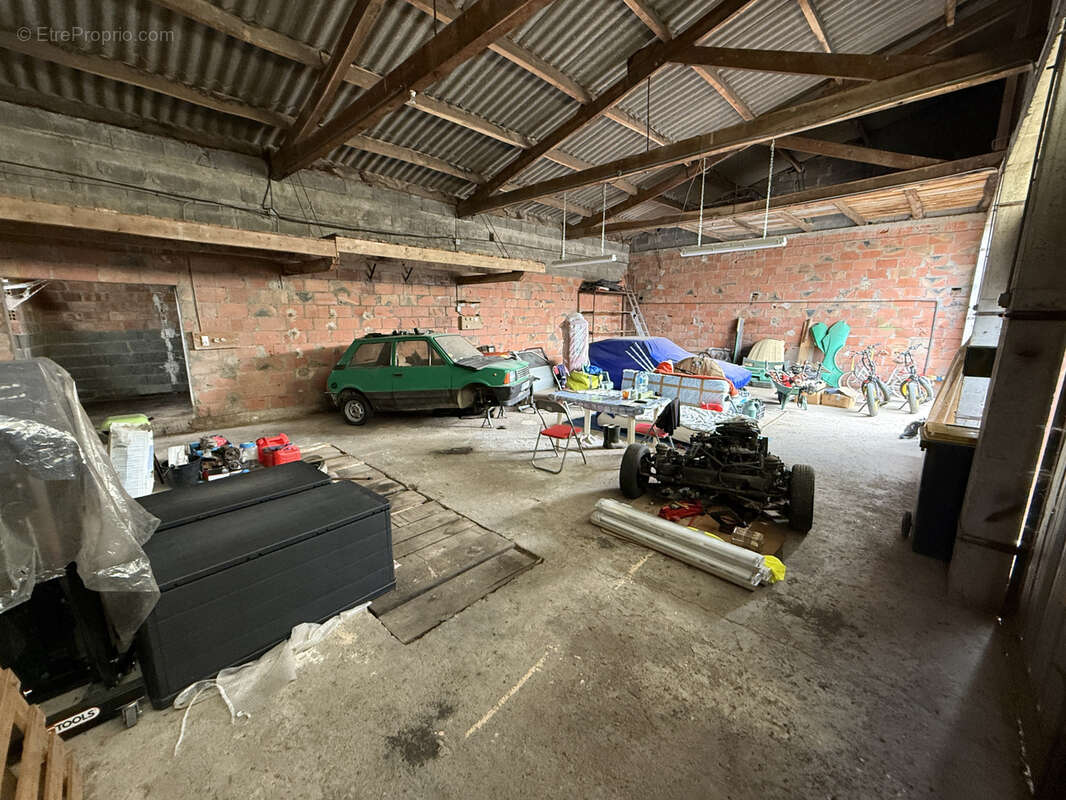 Parking à SAINT-VICTOR-ET-MELVIEU