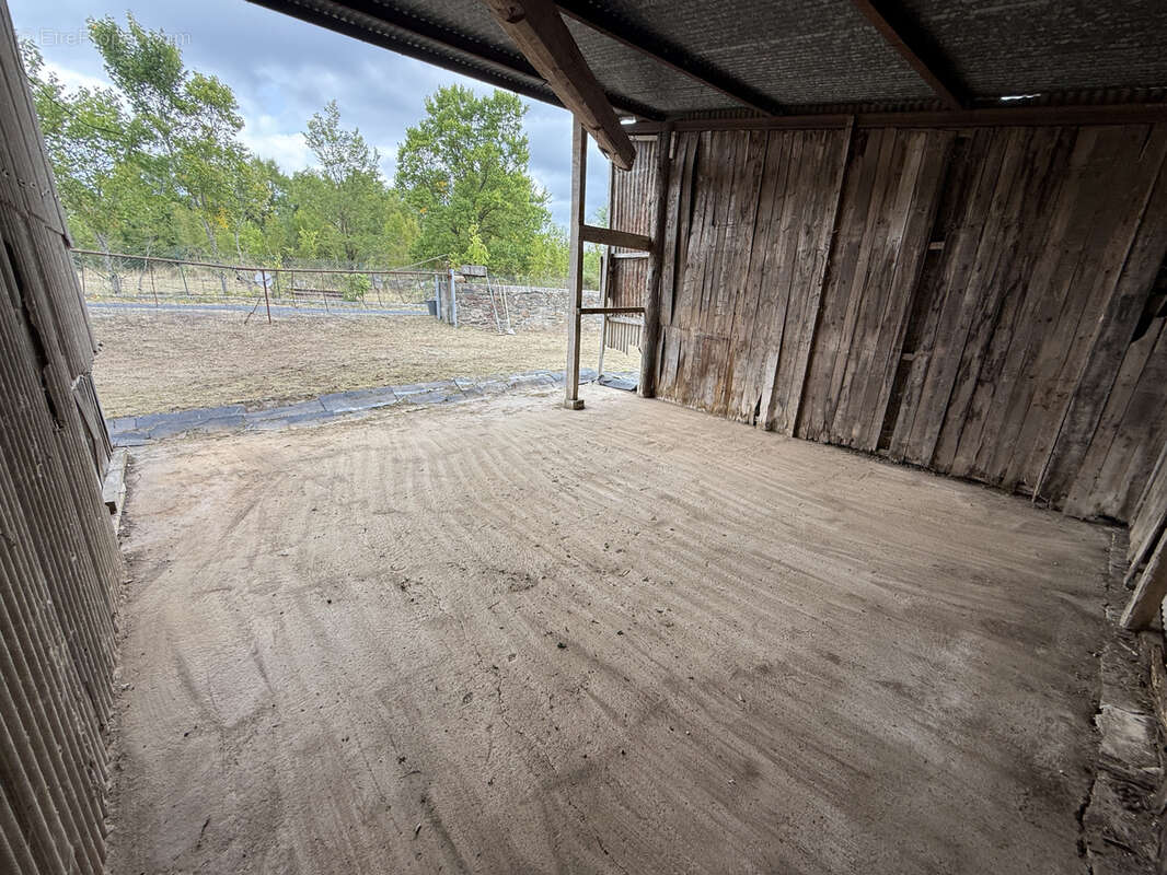 Parking à SAINT-VICTOR-ET-MELVIEU