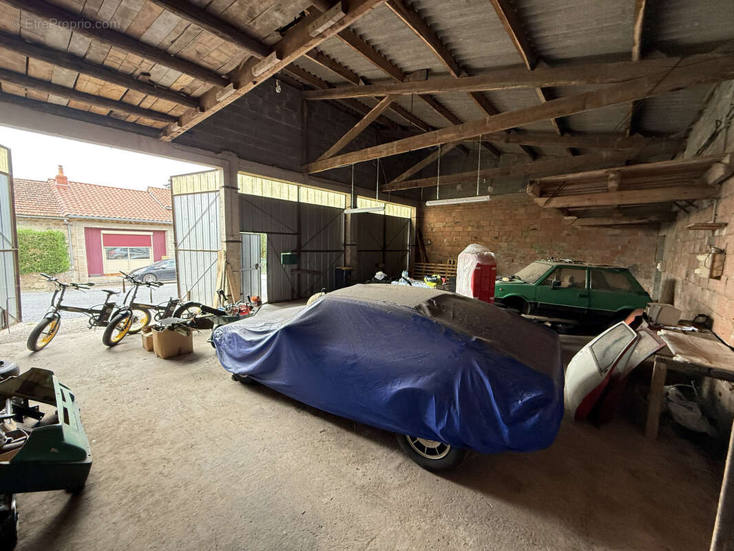 Parking à SAINT-VICTOR-ET-MELVIEU