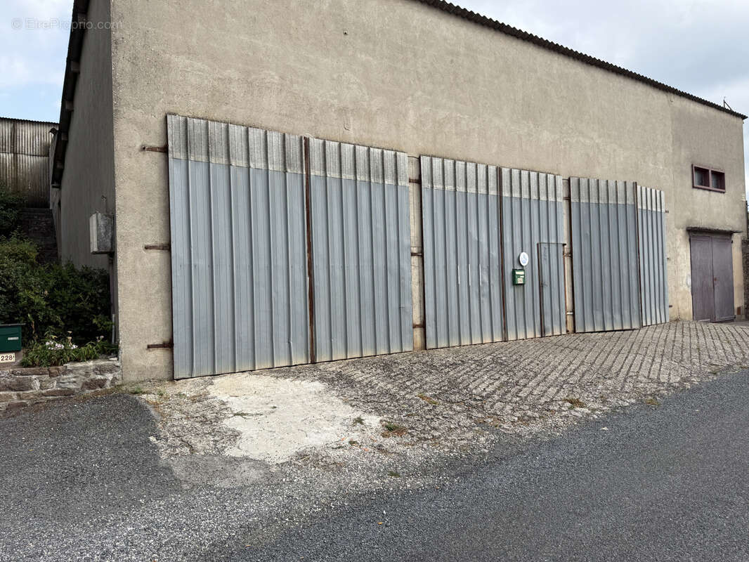 Parking à SAINT-VICTOR-ET-MELVIEU