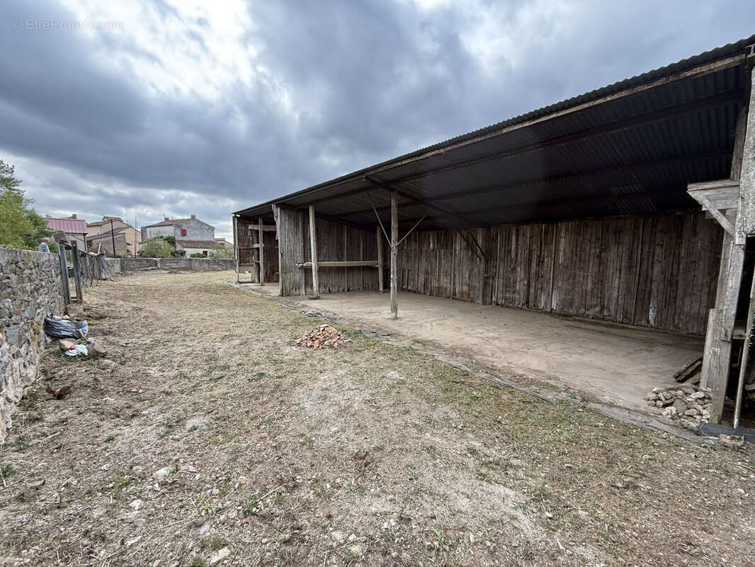 Parking à SAINT-VICTOR-ET-MELVIEU