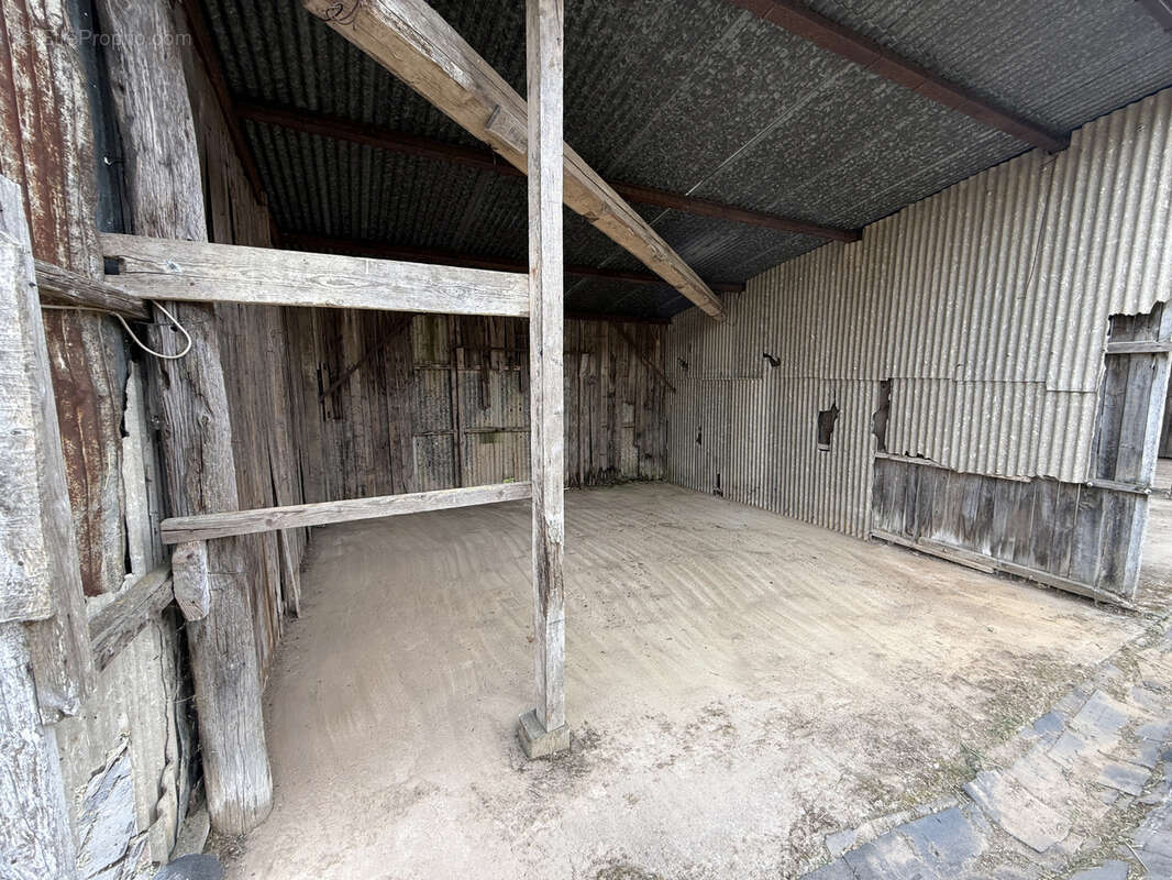 Parking à SAINT-VICTOR-ET-MELVIEU