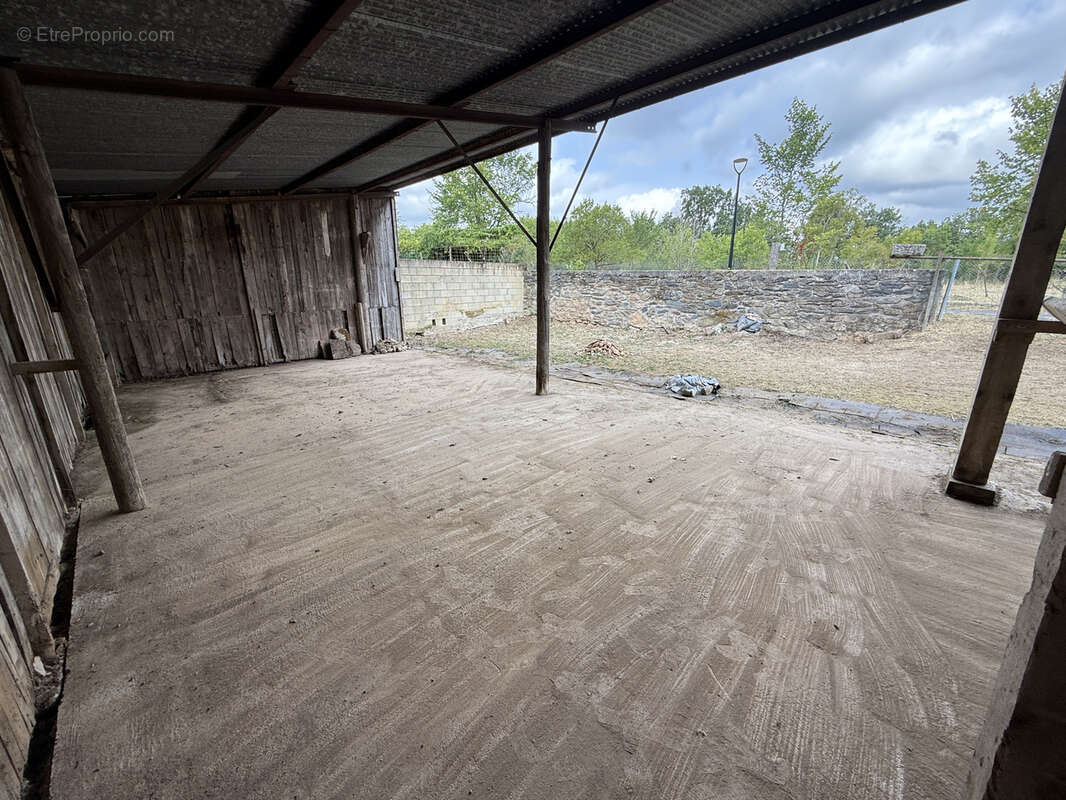 Parking à SAINT-VICTOR-ET-MELVIEU