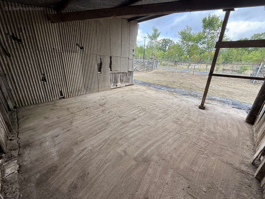 Parking à SAINT-VICTOR-ET-MELVIEU