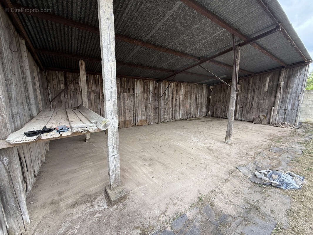 Parking à SAINT-VICTOR-ET-MELVIEU