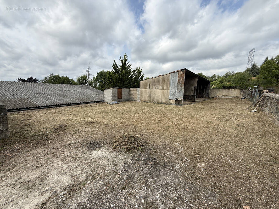 Parking à SAINT-VICTOR-ET-MELVIEU