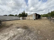 Parking à SAINT-VICTOR-ET-MELVIEU