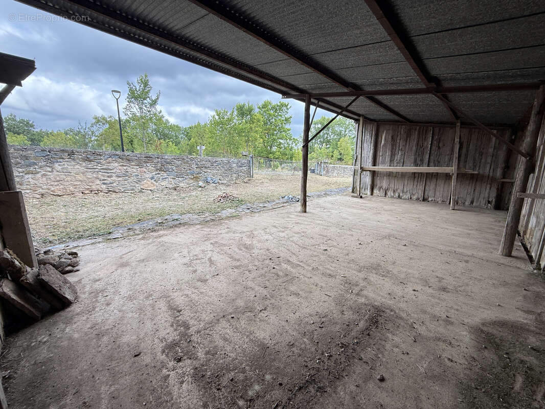 Parking à SAINT-VICTOR-ET-MELVIEU