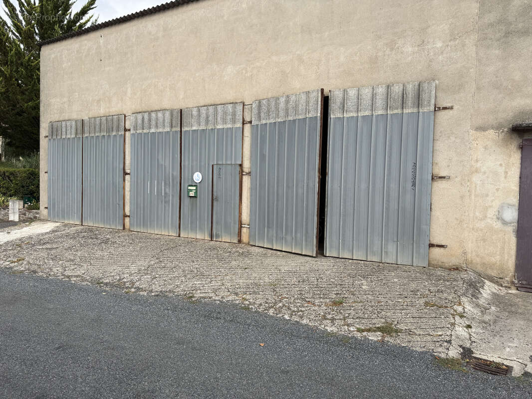 Parking à SAINT-VICTOR-ET-MELVIEU