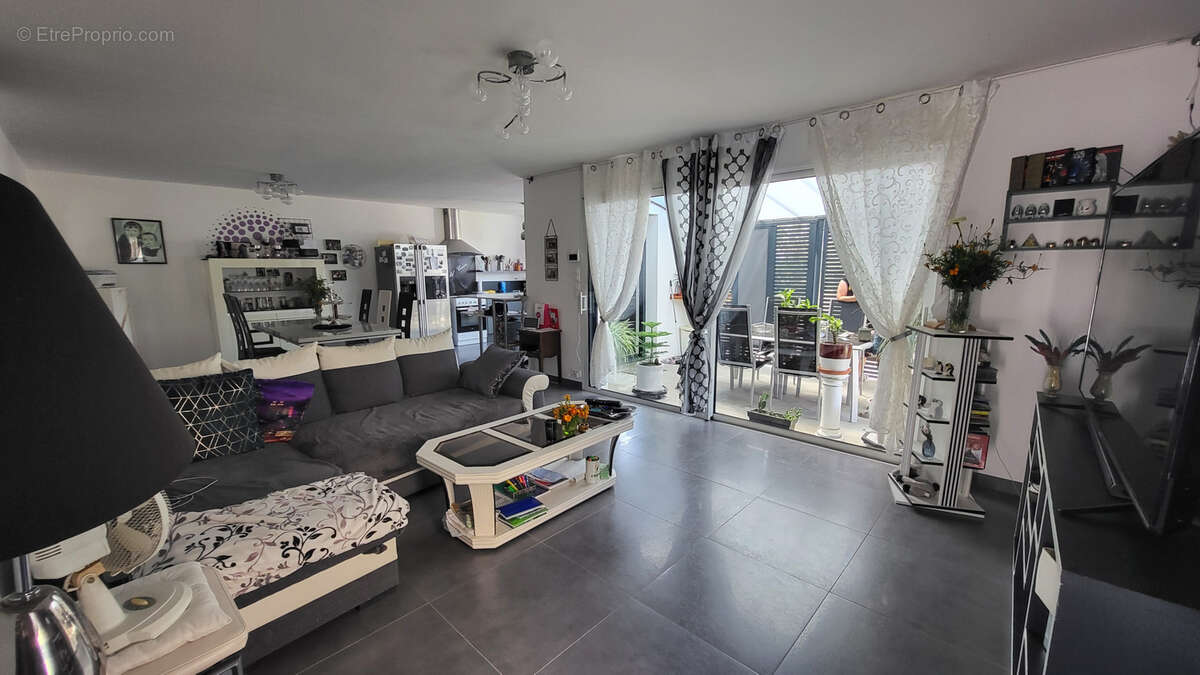 Maison à POUILLE-LES-COTEAUX