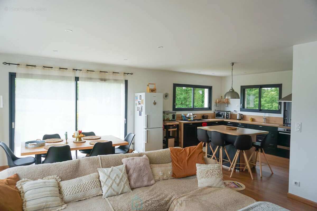 Maison à SAINT-MARTIN-DE-FRESSENGEAS