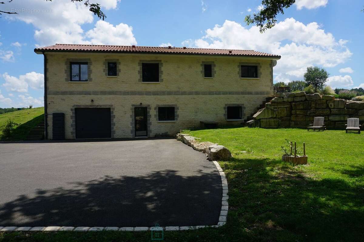 Maison à SAINT-MARTIN-DE-FRESSENGEAS