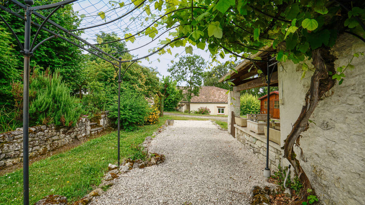 Maison à MONTAIGU-DE-QUERCY