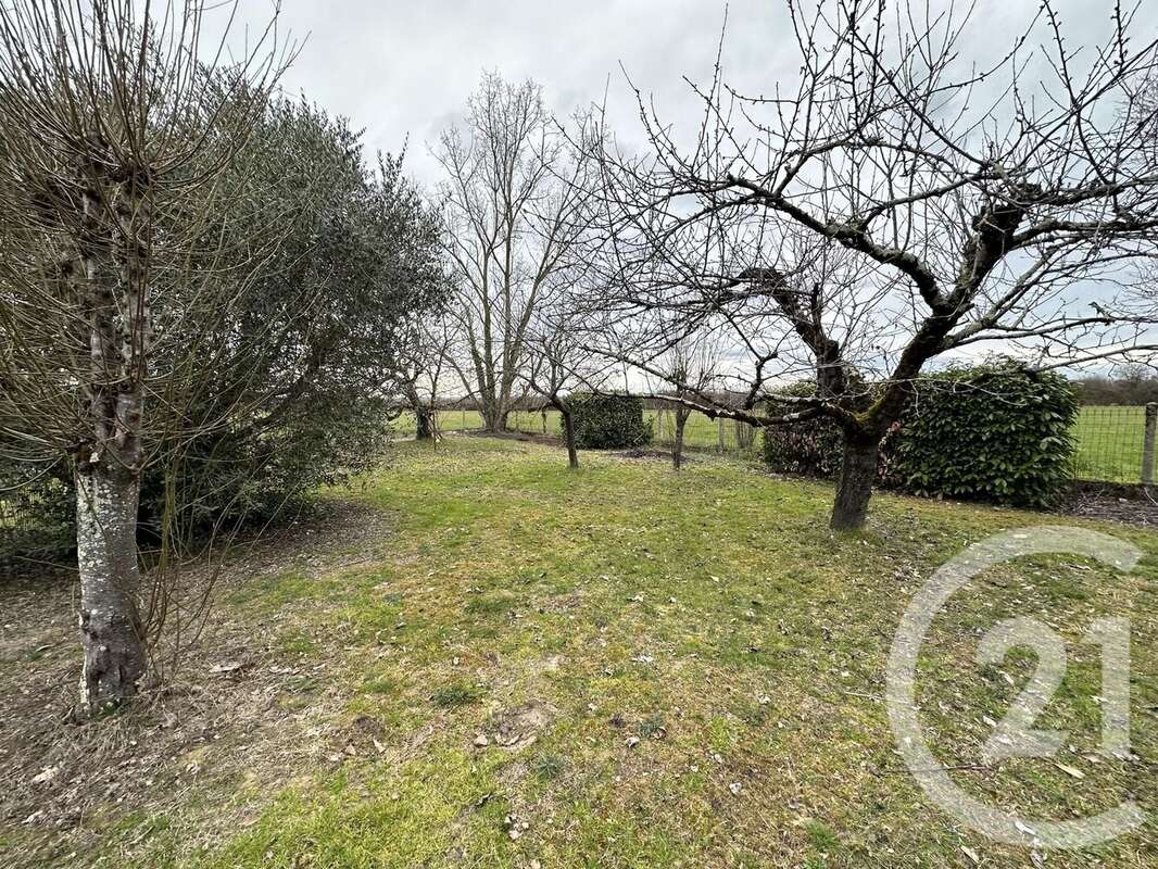 Terrain à SAINT-ETIENNE-DE-TULMONT