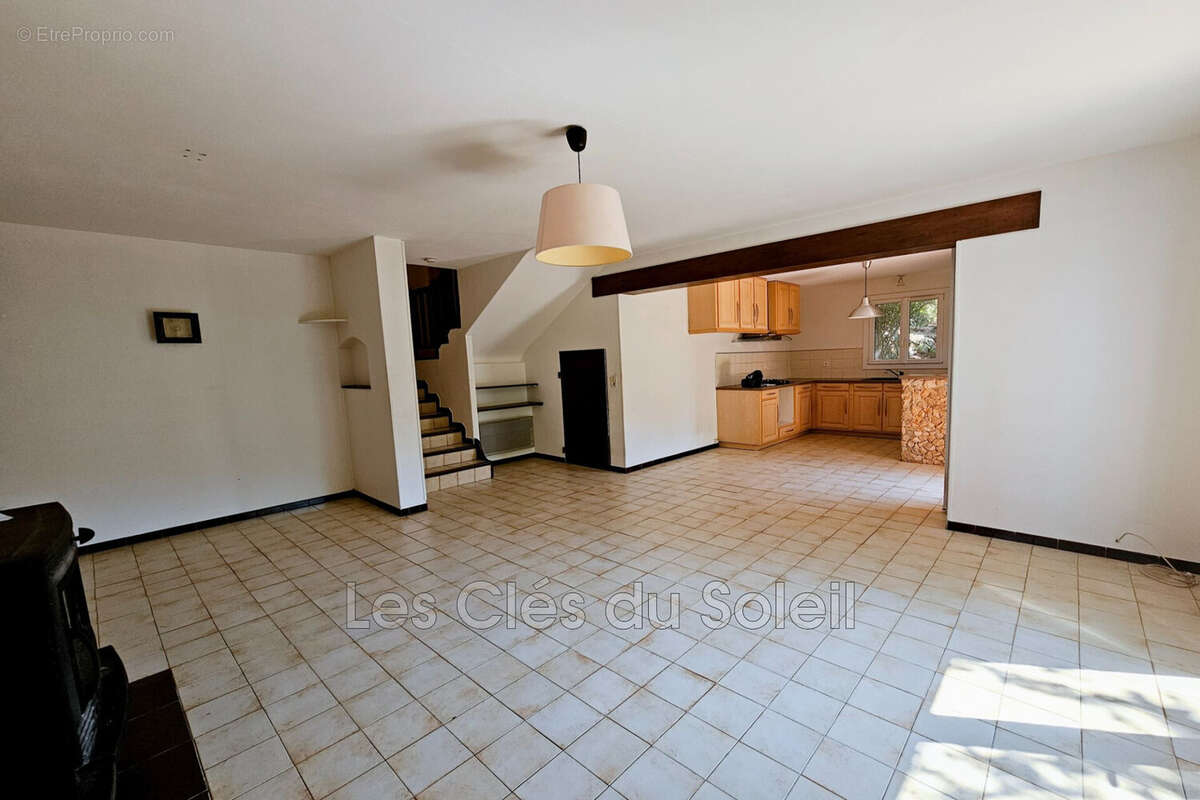 Maison à VINS-SUR-CARAMY