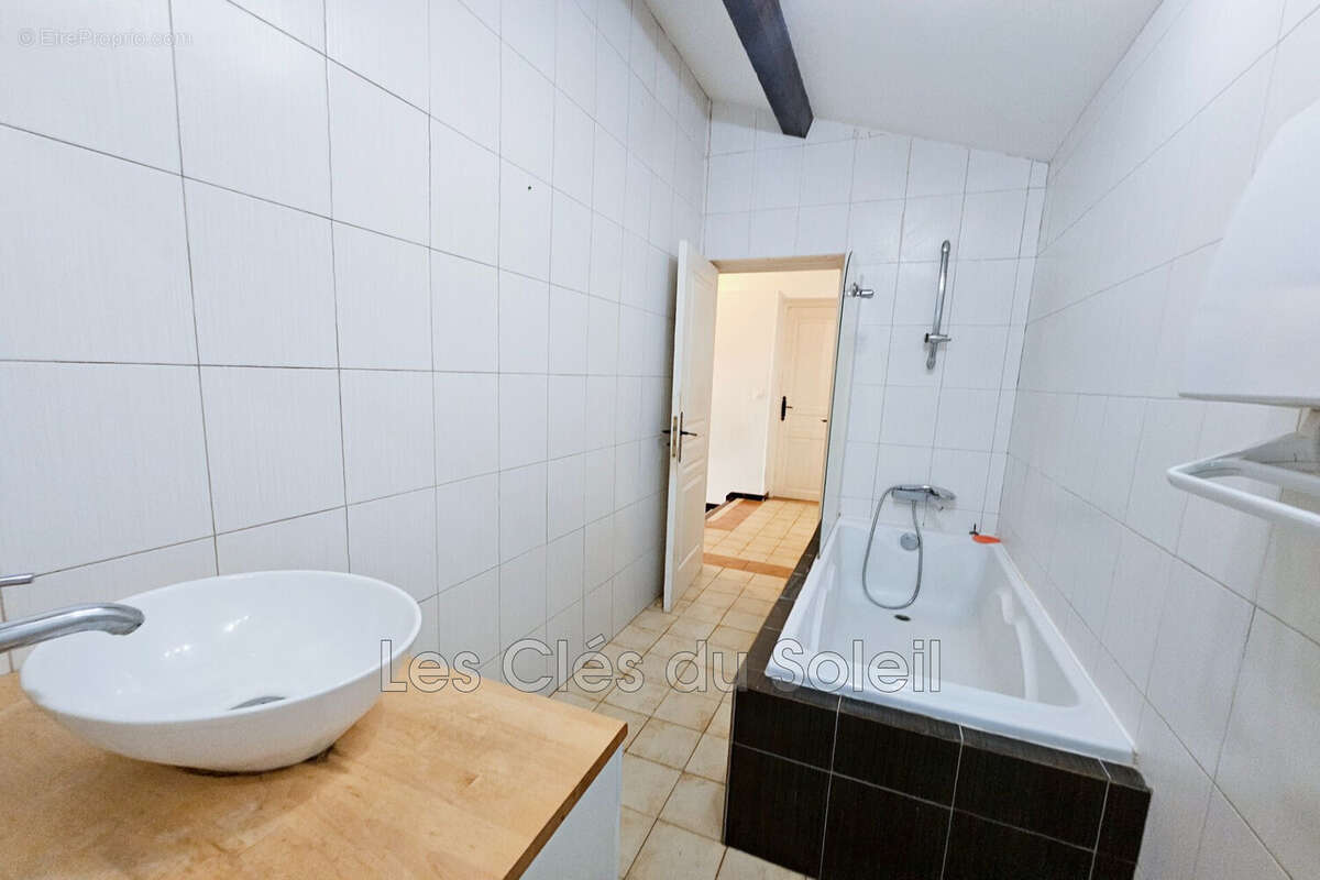 Maison à VINS-SUR-CARAMY